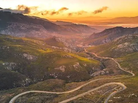 A mountain pass between Stellenbosch and Franschhoek